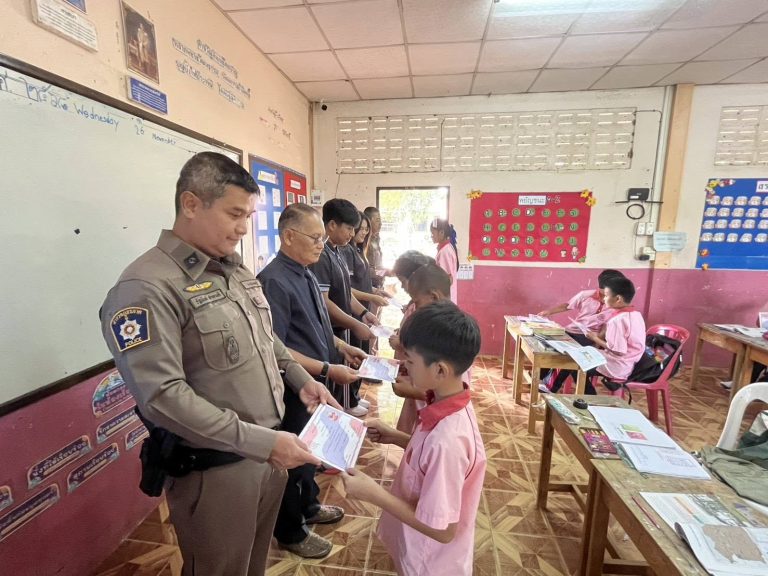 มอบใบประกาศนียบัตรโครงการ D.A.R.E. (Drug Abuse Resistance Education)