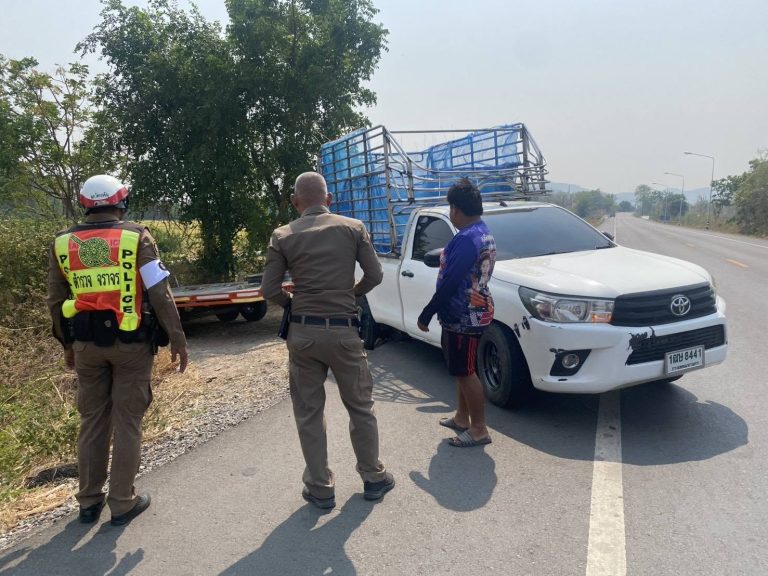 ช่วยเหลือ เหตุรถยนต์กระบะแหนบหลุด