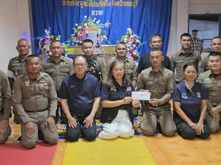 ฟังสวดพระอภิธรรมศพ นายฟ้อง   ปลั่งไปล่ บิดาของ ด.ต.นพดล   ยอดนิล ผบ.หมู่(ป.)สภ.โคกเจริญ